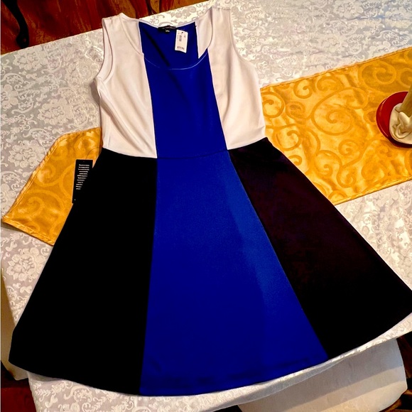 Dress - Picture 2 of 4